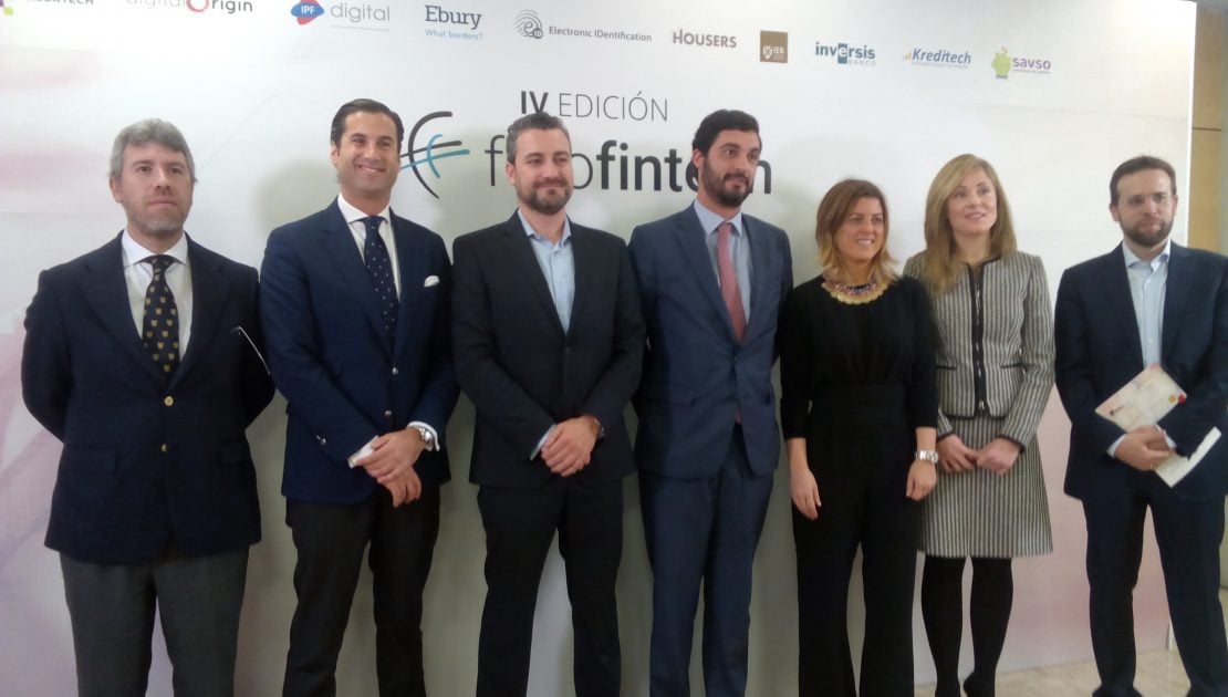 Representantes de la AEFI, Emma Navarro y Sergio Reyes de IEB en la presentación del Libro Blanco