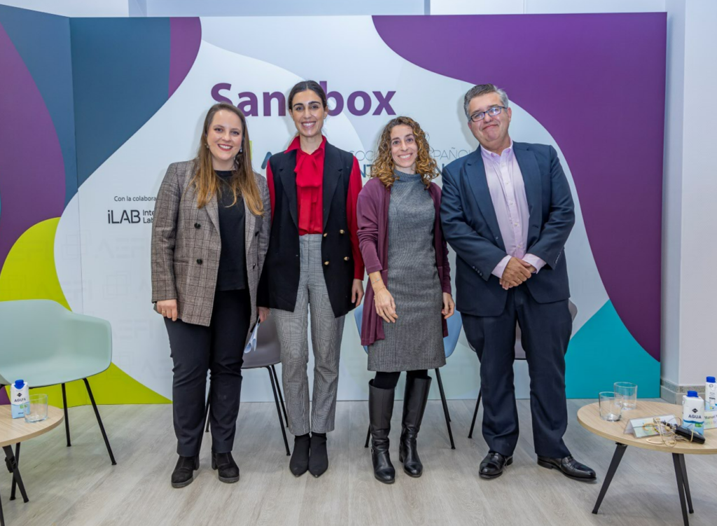 De izquierda a derecha: Leyre Celdrán, Business Manager Director de la AEFI, Lucía Bango, responsable del Área de Conductas de Mercado en la Dirección General de Seguros y Fondos de Pensiones (DGSFP), Laura Madrid, coordinadora de la Subdirección de Fintech y Ciberseguridad de la CNMV y José Manuel Marqués, director del Departamento de Innovación Financiera e Infraestructuras de Mercado del Banco de España. 