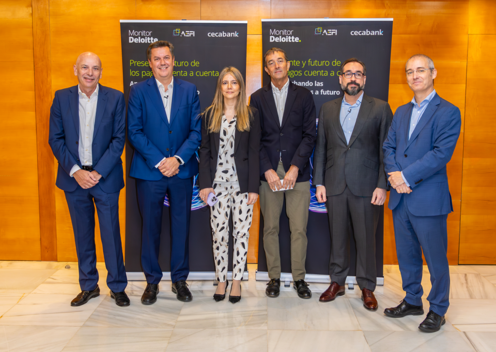 De izquierda a derecha: Fernando Conlledo, secretario general de Cecabank, Juan José Gutiérrez, director corporativo de Servicios Tecnológicos de Cecabank, Carolina Braña, senior manager de Monitor de Deloitte, Arturo González Mac Dowell, presidente de AEFI, Gorka Briones, socio responsable de Monitor Deloitte en España y Julio César Fernández, director de desarrollo de negocio y soporte de operaciones de Cecabank.