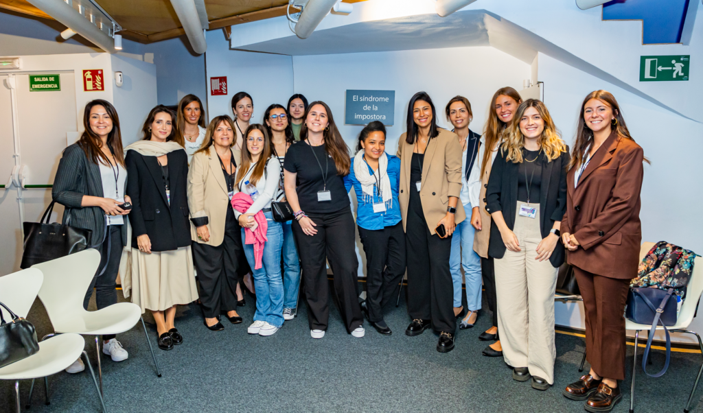 Julia Turbany con las participantes de la mesa de debate