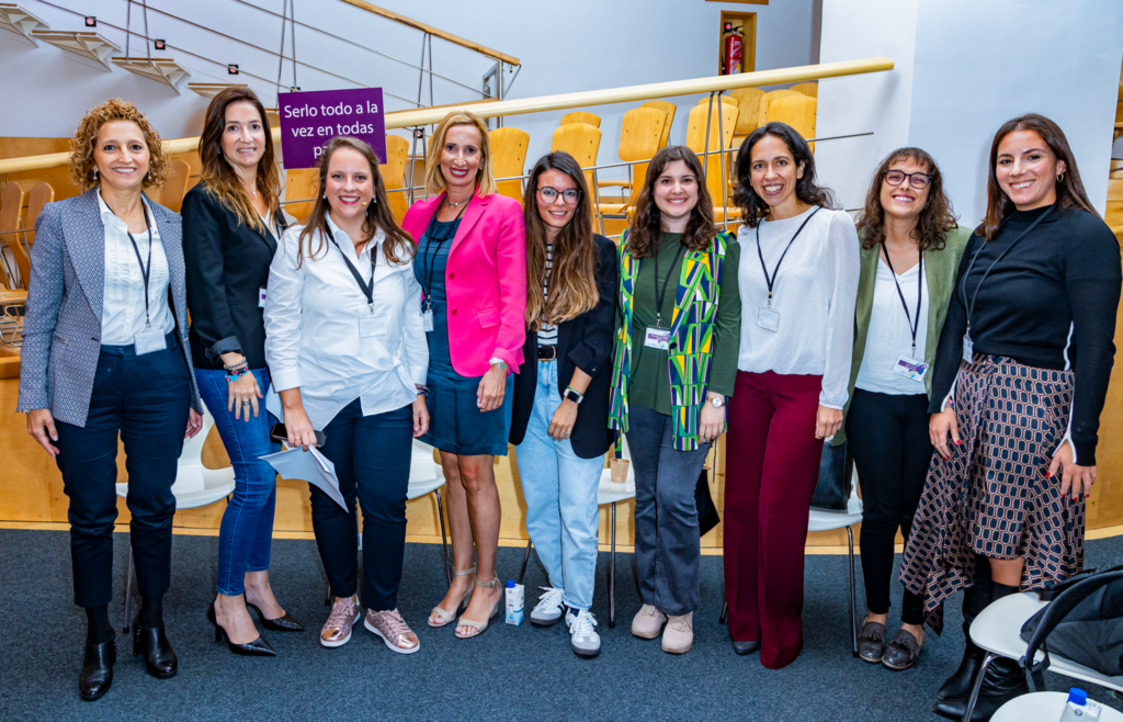 Leyre Celdrán y Pilar Andrade con las participantes de la mesa de debate