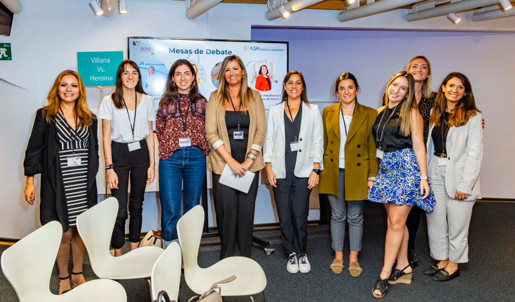 Silvia Escámez con las participantes de la mesa de debate