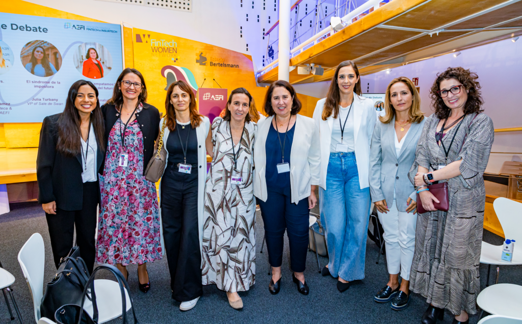 Silvia Senabre con las participantes de la mesa de debate