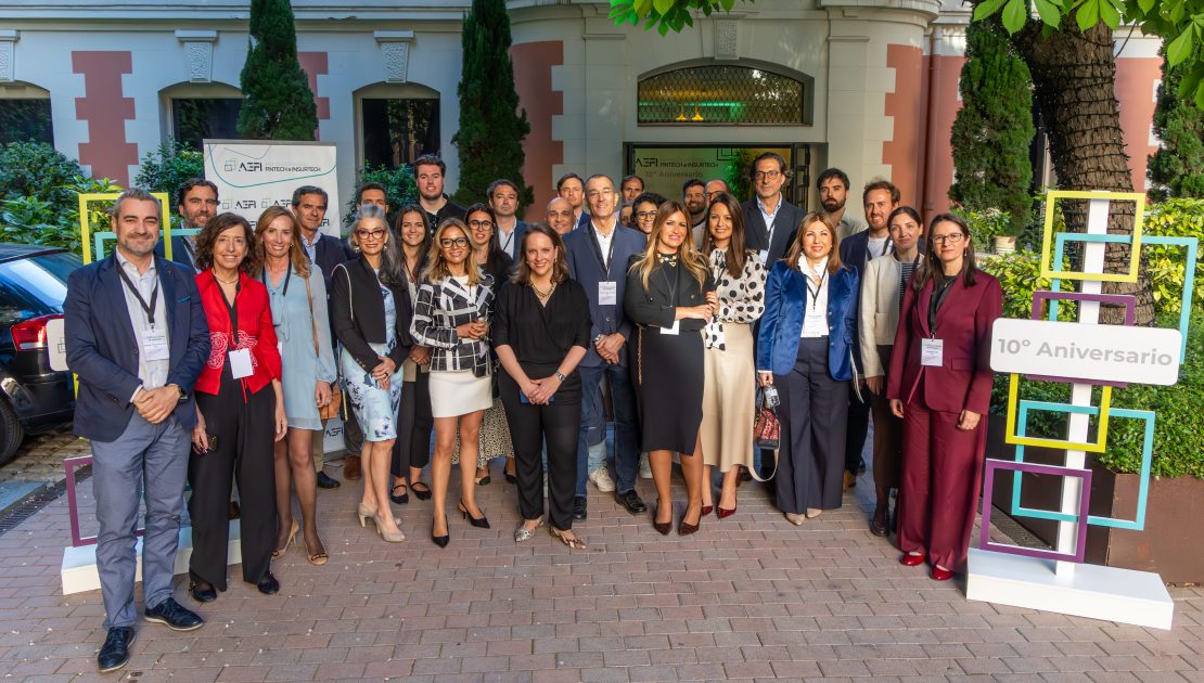 La Junta Directiva junto con los asociados presentes en la pasada asamblea general